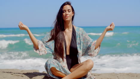 una mujer hermosa en la playa haciendo ejercicio de yoga.