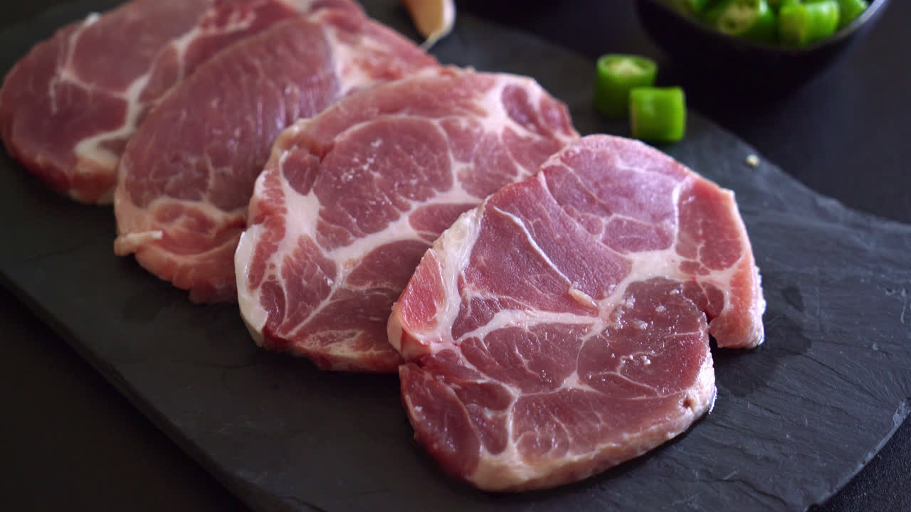 cuello de cerdo fresco crudo o cuello de cerdo a bordo con ingredientes para marinado