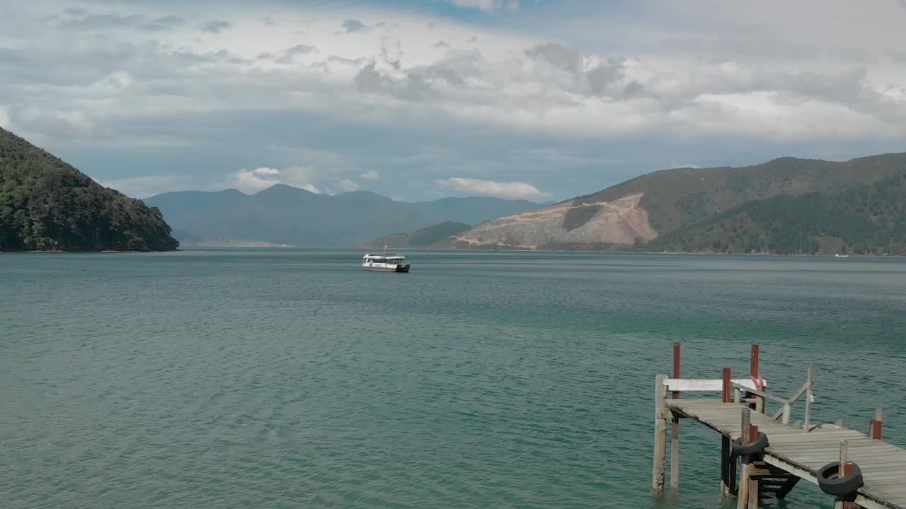 말버러 사운드의 바다 위 보트, 배경에 산이 있는 뉴질랜드 - 공중 드론