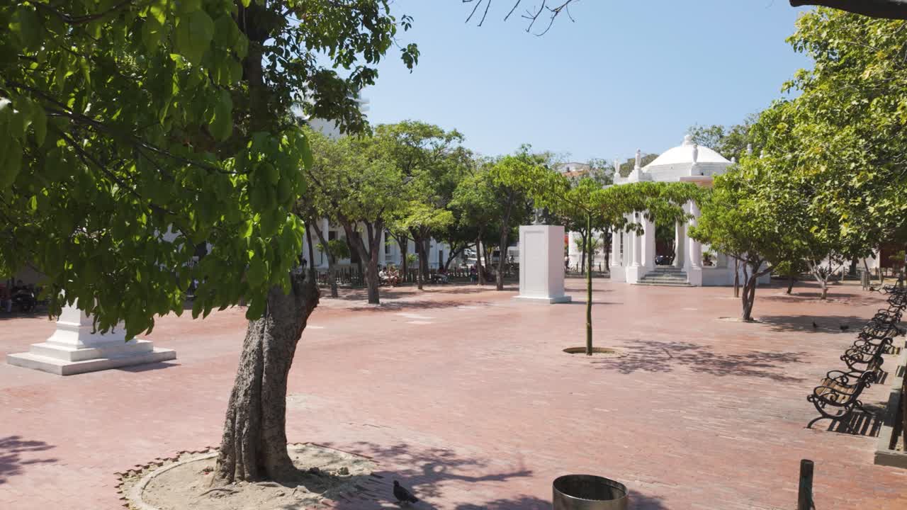 Lenta inquadratura introduttiva del Parque de los Novios a Santa Marta in estate.