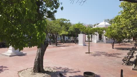 Slow-establishing-shot-of-the-Parque-de-los-Novios-in-Santa-Marta-at-summer