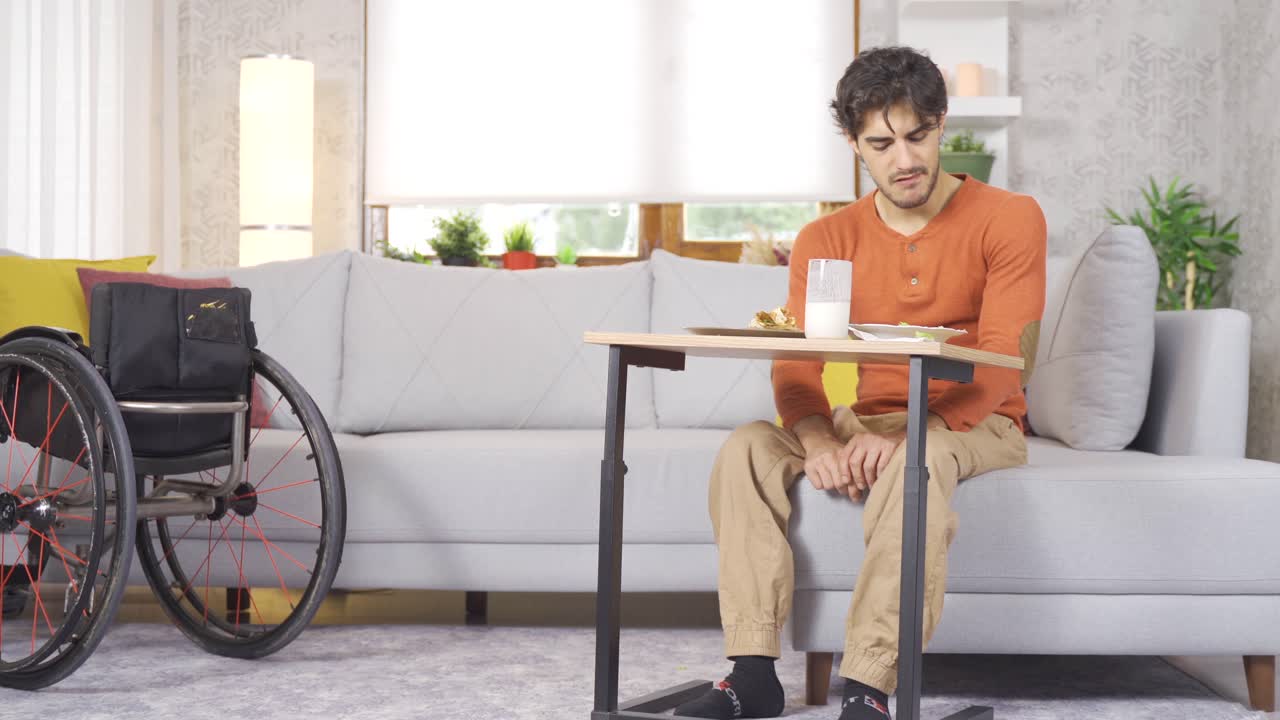 un joven discapacitado frustrado y enojado.