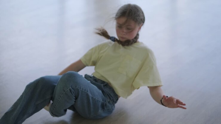 Giovane ragazza alla moda che balla break dance e coreografia