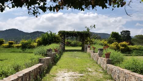 Camino-Que-Conduce-Al-Cenador-Del-Jardín-En-Un-Día-Soleado-De-Verano.