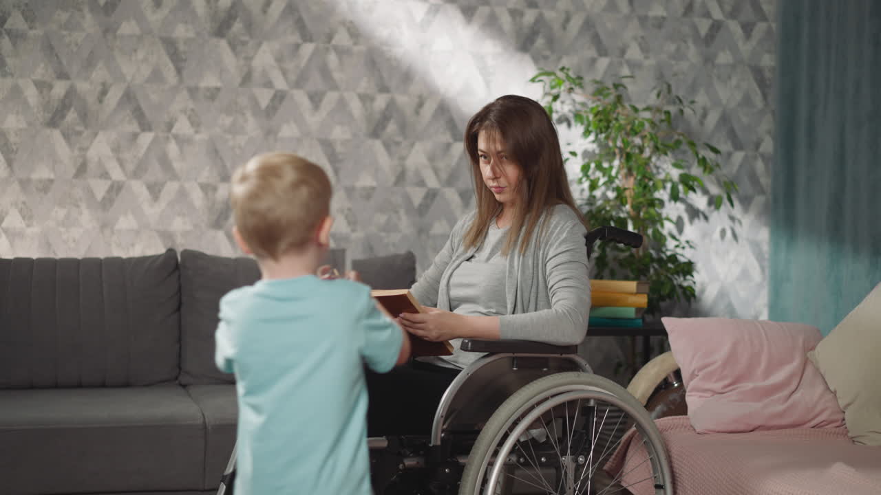 niño rubio trae un vaso de agua a su madre con discapacidad
