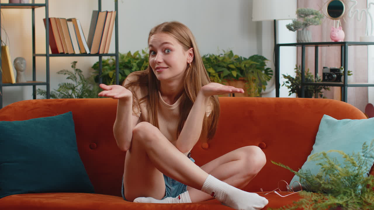 부유한 행복한 젊은 여성은 비를 보여주고, 돈을 던지고, 손의 몸짓으로 수익을 얻고, 복권에서 을 얻습니다.