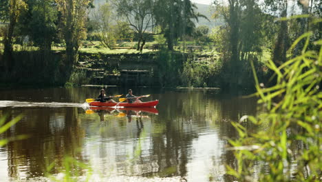 trabajo en equipo, pareja y remo en kayak en el río