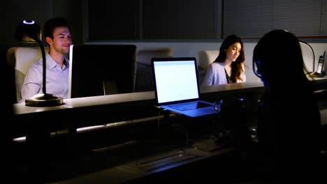 Executives-working-at-desk