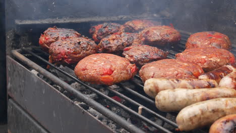 el chef de cerca girando salchichas, fumando en la barbacoa