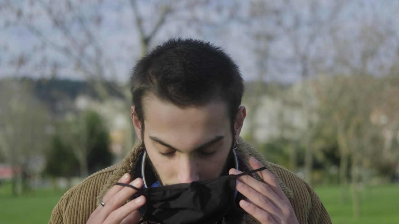 adolescente con máscara