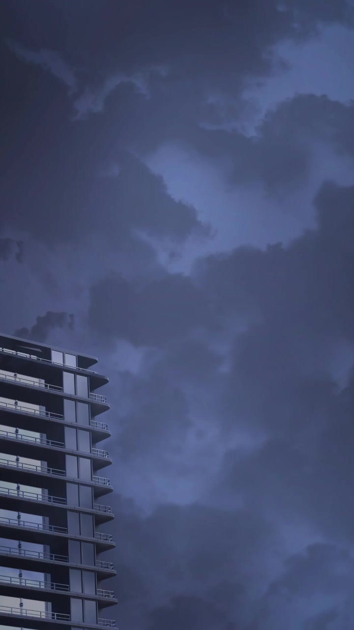 Edificio e fulmini sullo sfondo