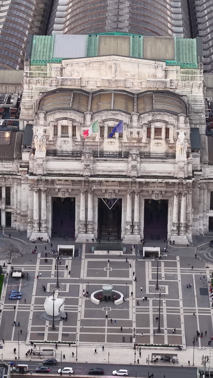 Vista aerea da drone della stazione ferroviaria di Milano Centrale in Italia alla luce del giorno. Verticale