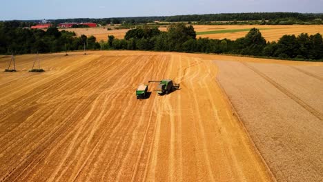 luftaufnahme einer landwirtschaftlichen maschine, die auf einem ackerland arbeitet