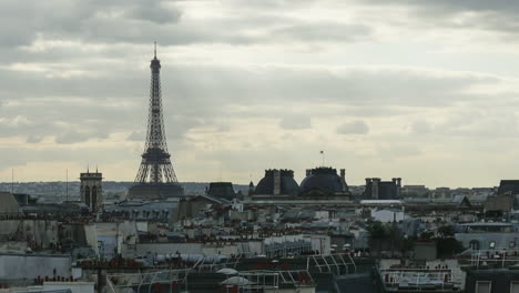 el lapso de tiempo de las nubes sobre parís y la torre eiffel