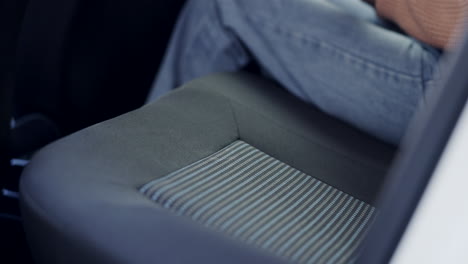 coche, teléfono y un pasajero en el asiento trasero