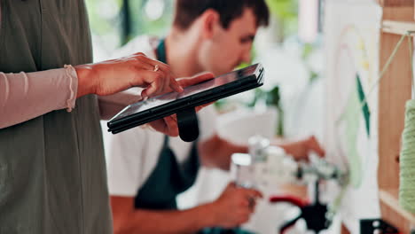 personas que trabajan en tabletas en un café