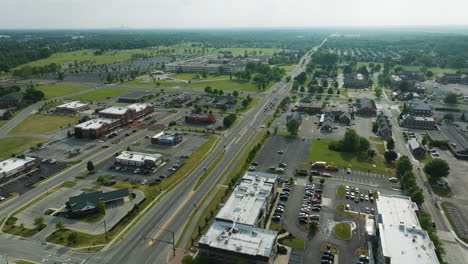 Antena-De-Carreteras-Y-Plazas-De-Aparcamiento-En-La-Ciudad-De-Lawrence,-Estados-Unidos,-De-Lado