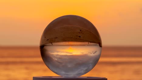 puesta de sol en una bola de cristal de cuarzo transparente