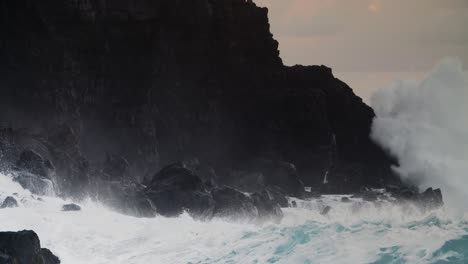 grandes olas ruedan en la costa de hawaii en cámara lenta 9