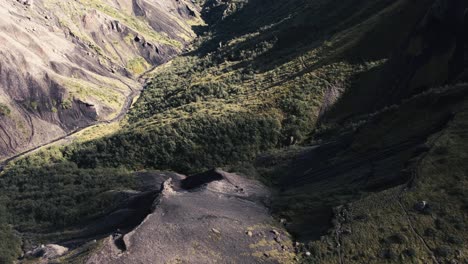 thorsmörk aéreo montañas boscosas cubiertas de hierba, famoso parque nacional islandés paisaje emblemático noviembre