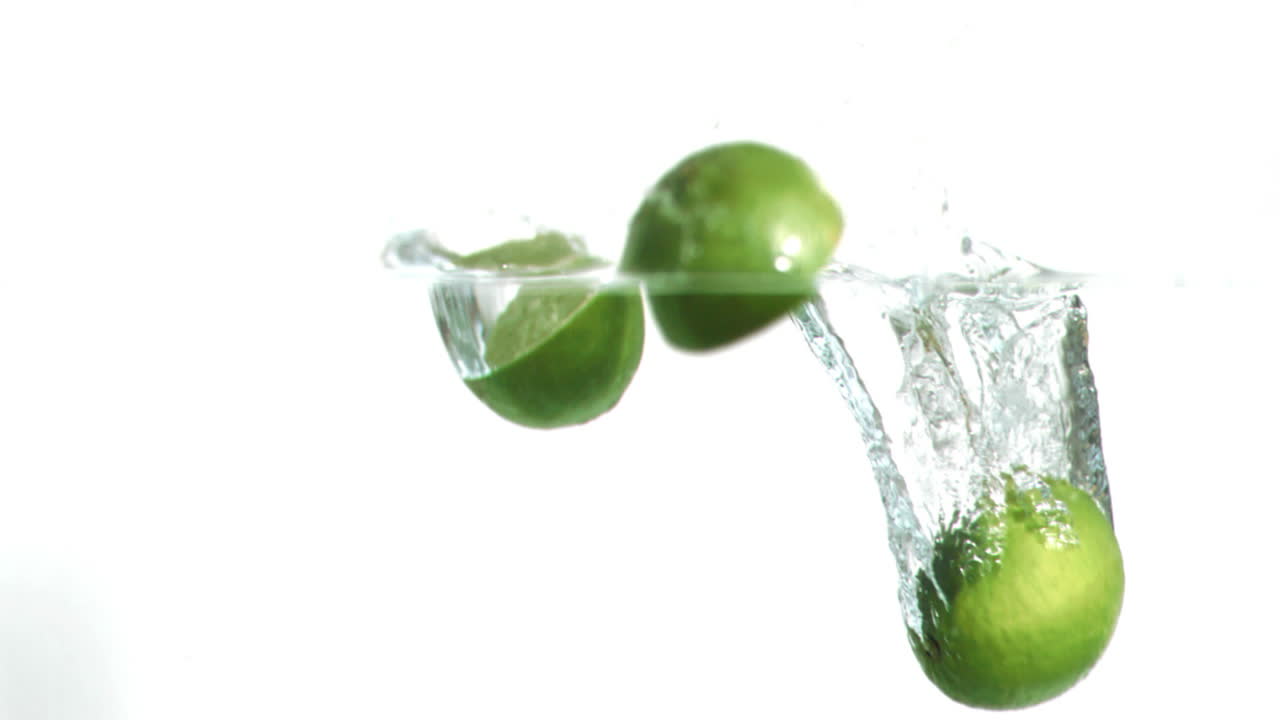 limones cayendo en el agua en súper cámara lenta