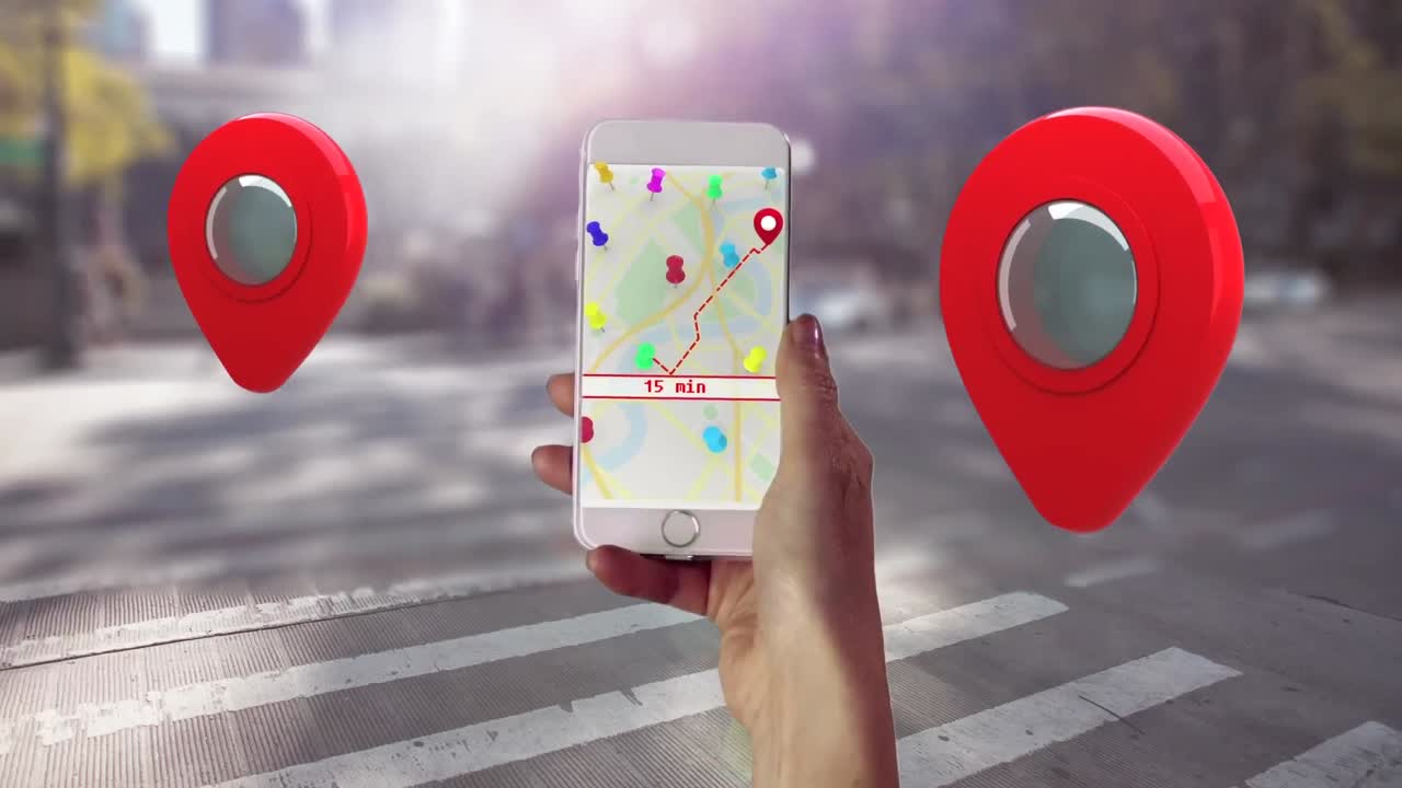 mano usando teléfonos inteligentes y iconos de alfileres de ubicación contra la calle