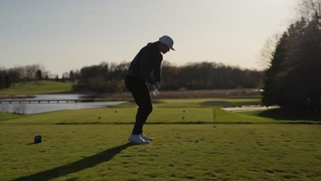 Zeitlupen-Golfschwung-Mit-Einem-Eisen-Von-Einem-Männlichen-Golfer-Während-Der-Goldenen-Stunde