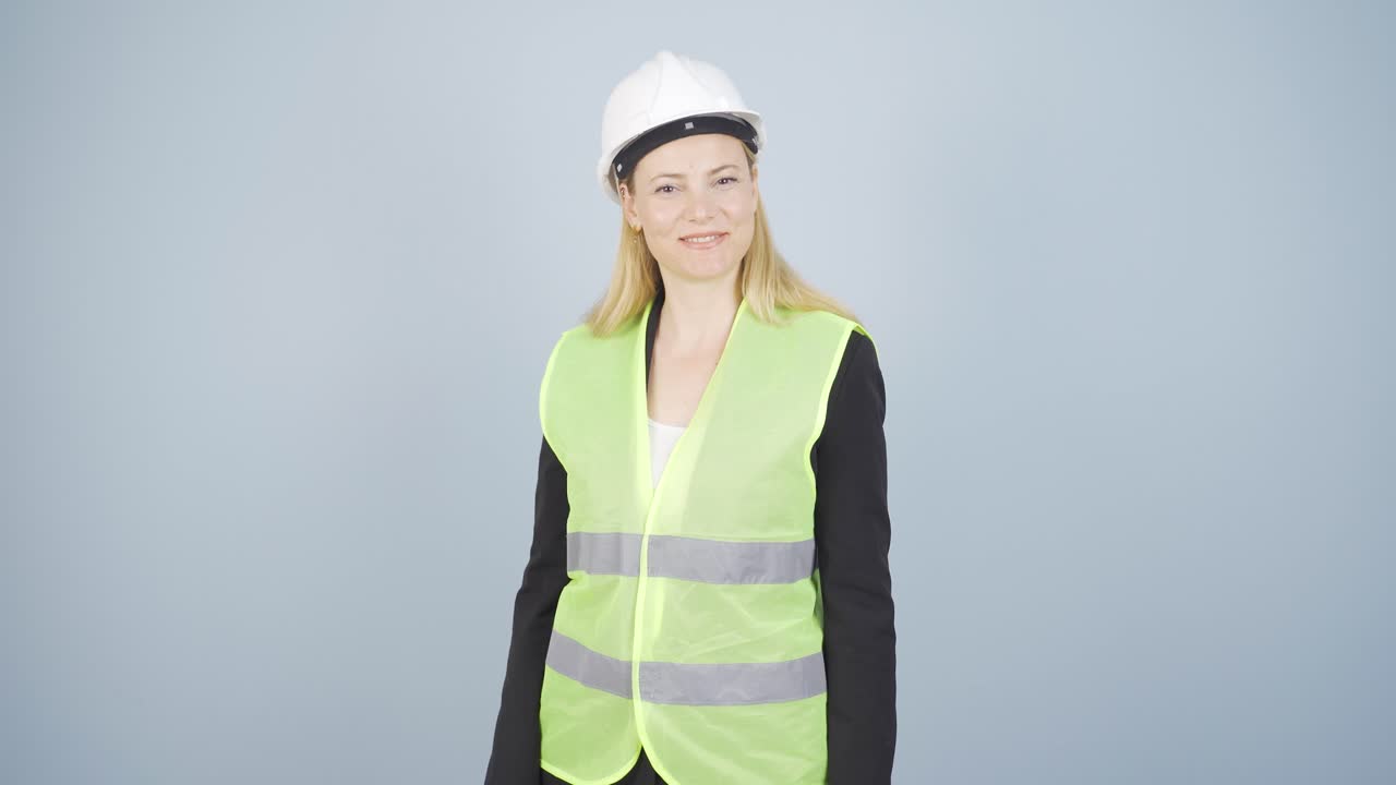 el ingeniero saludando a la cámara.