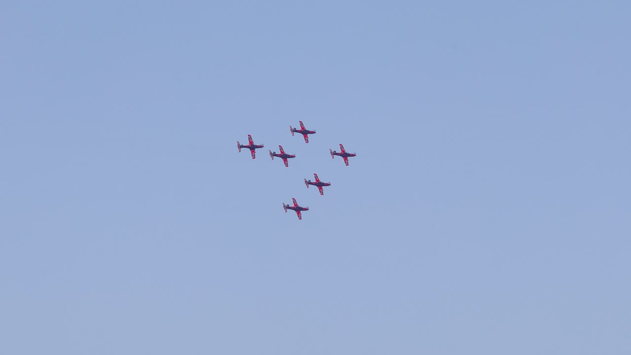 동기화된 배열의 항공기의 공중 표시