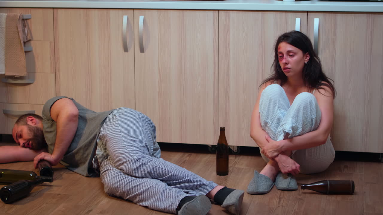 levantando la copa de champán y brindando