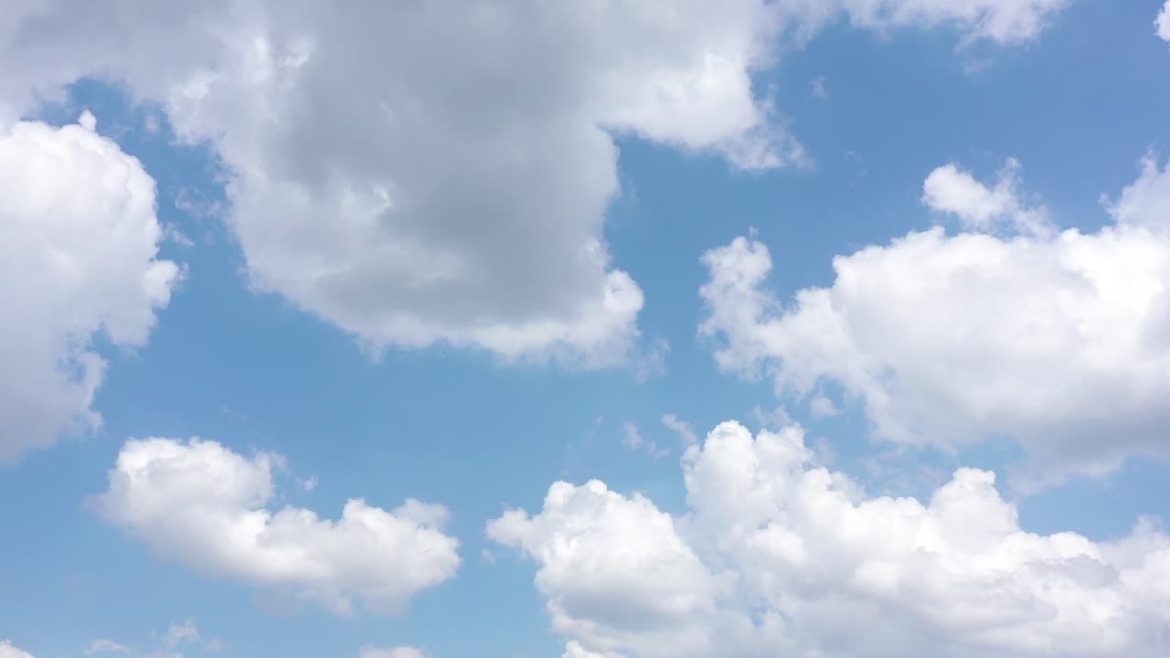 4k: 아름다운 보편적인 클라우드스케이프 배경. 조감도