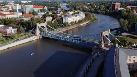 Toma-Aérea-Del-Puente-Grunwald-Sobre-El-Río-Oder-En-La-Ciudad-De-Wroclaw,-Polonia