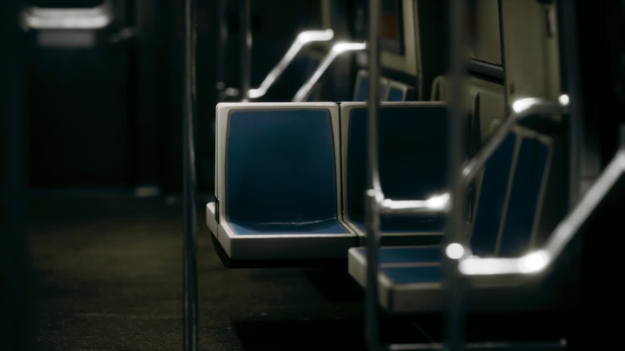 뉴욕 지하철의 비어있는 차 안에
