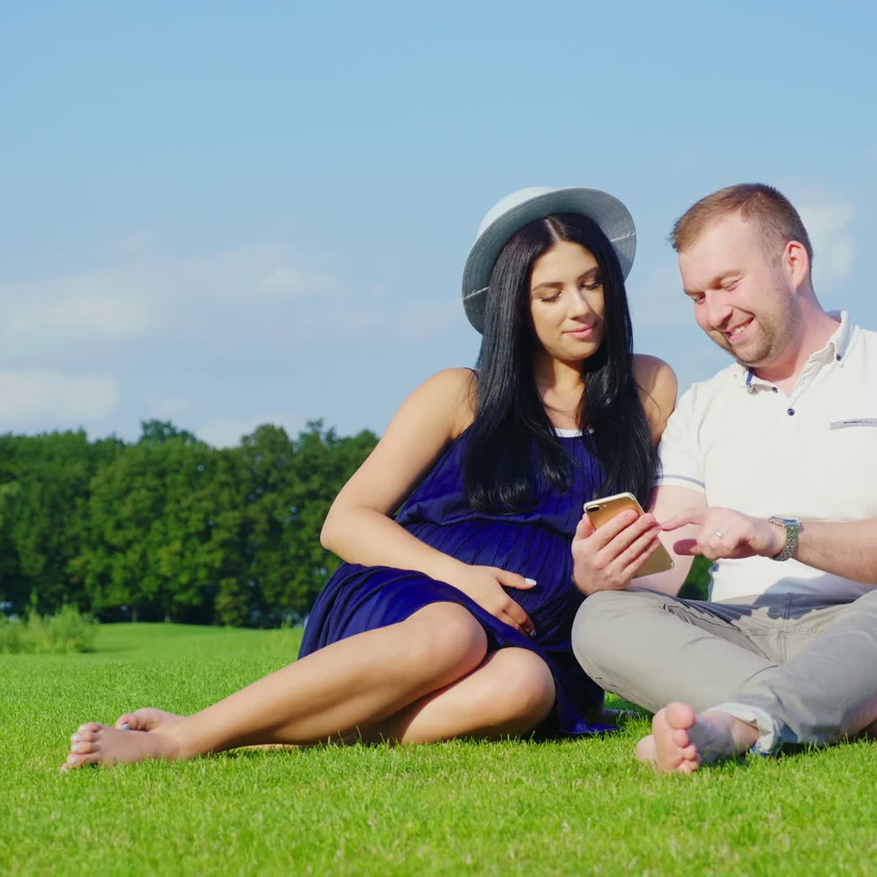 아이를 기대하는 젊은 부부