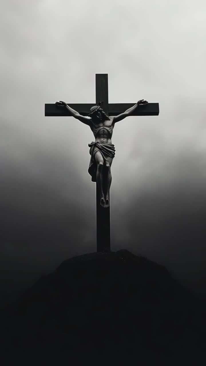 Plano dramático de baixo ângulo de um crucifixo em silhueta contra um céu tempestuoso, evocando um vídeo cinematográfico