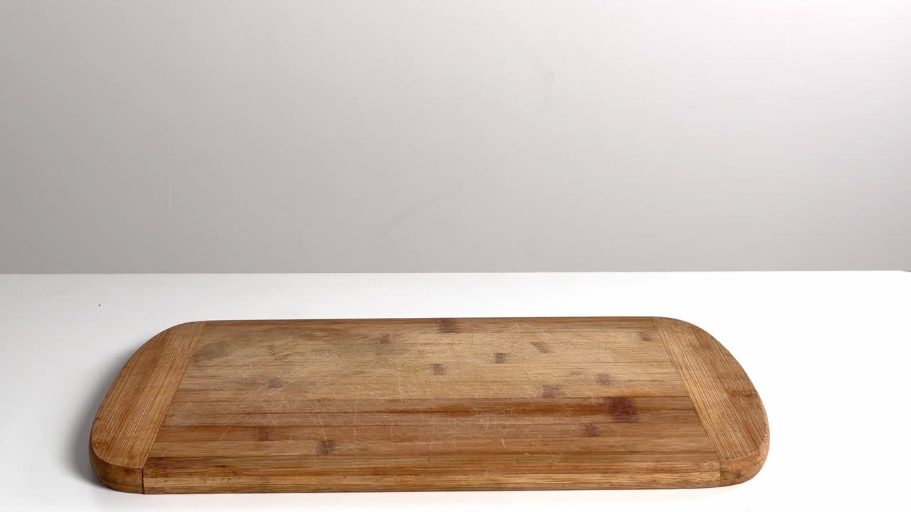Mano frustrata che colpisce un tagliere di legno