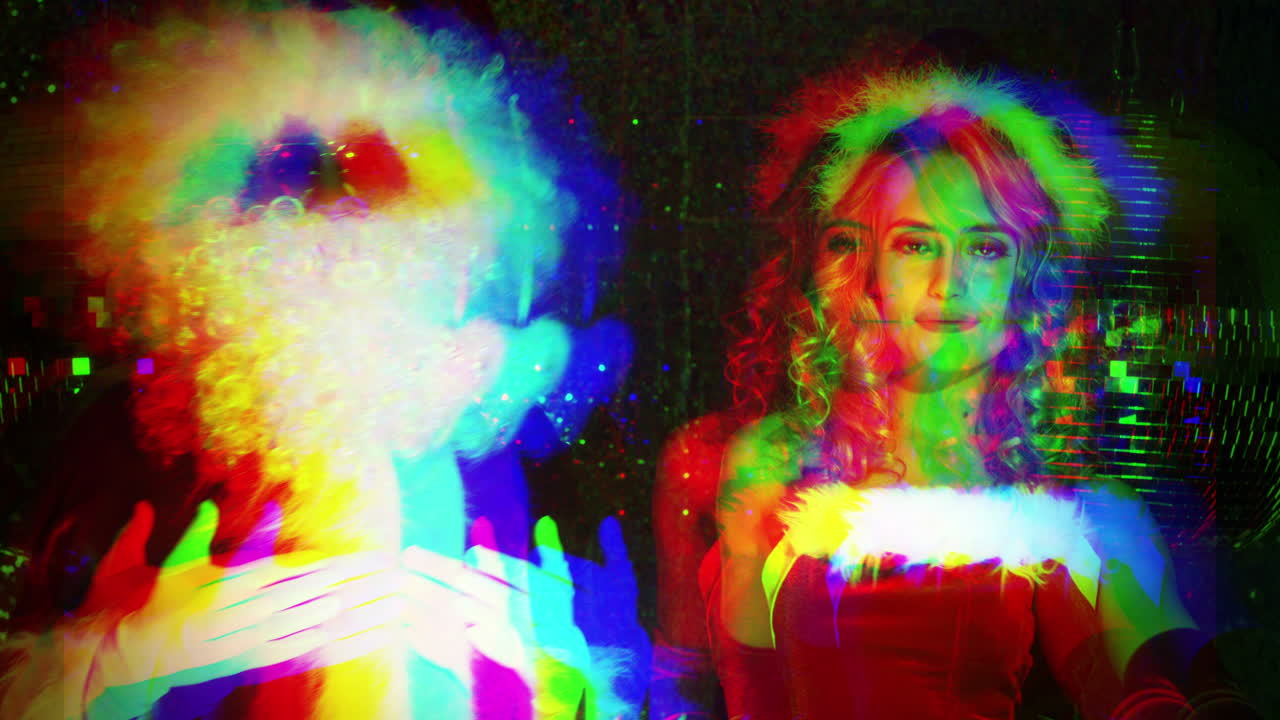 babbo natale e donna in costume di natale per le riprese discoteche di natale