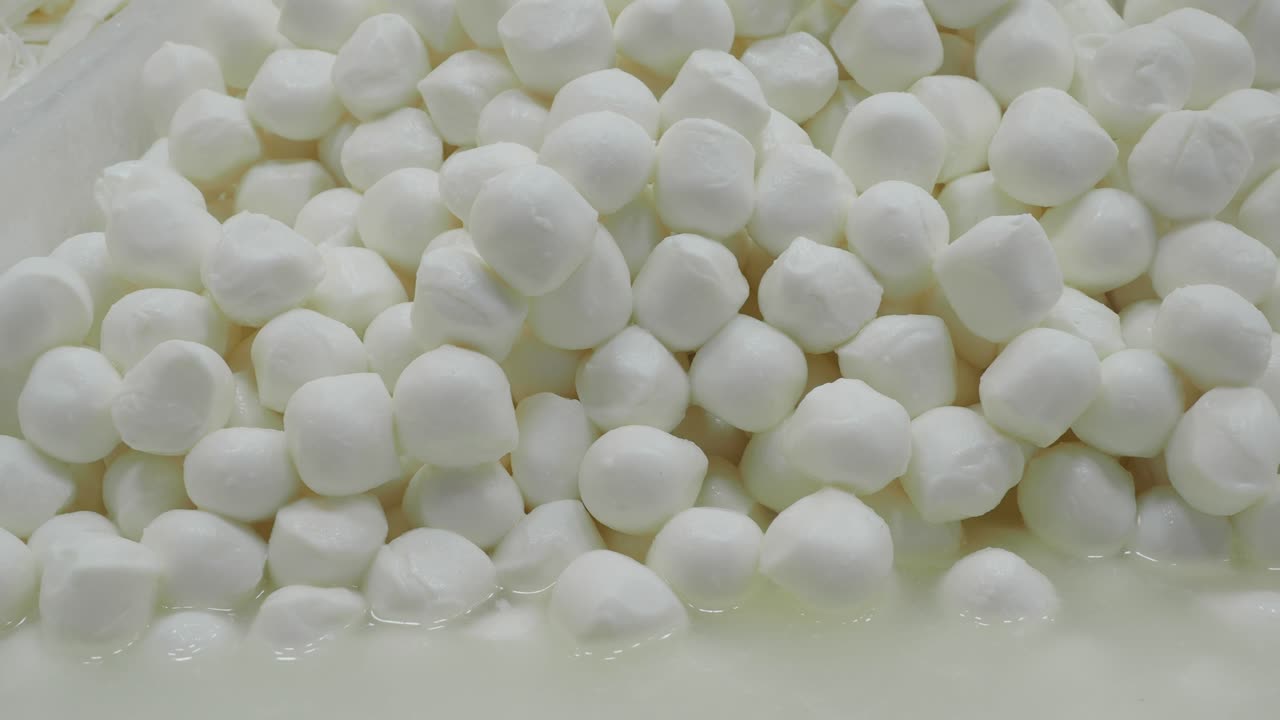 una pila de bolas de mozzarella frescas