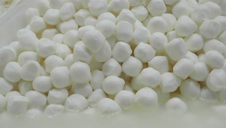 una pila de bolas de mozzarella frescas