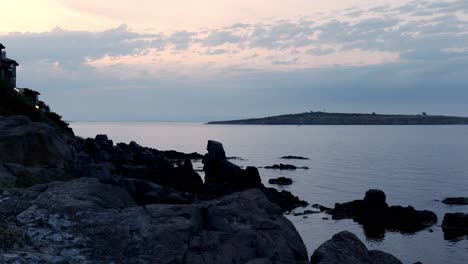 Tranquilo-Canal-Del-Mar-Negro-A-La-Isla-De-St-Ivan-Al-Atardecer-Sozopol-Costa-De-Bulgaria