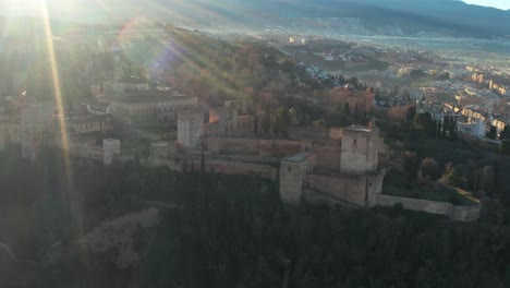 palacio de la alhambra, complejo morisco fortificado en la cima de una colina al amanecer en granada, andalucía, españa