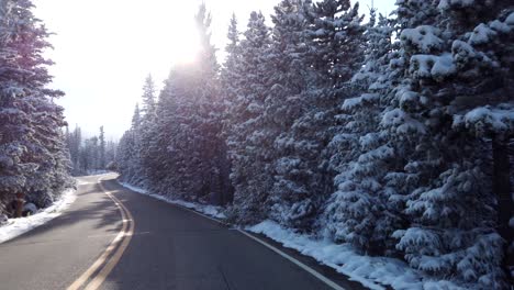 暴風雪後在山上開車