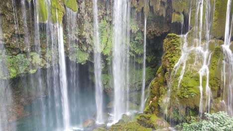 vertiendo la cascada de drones