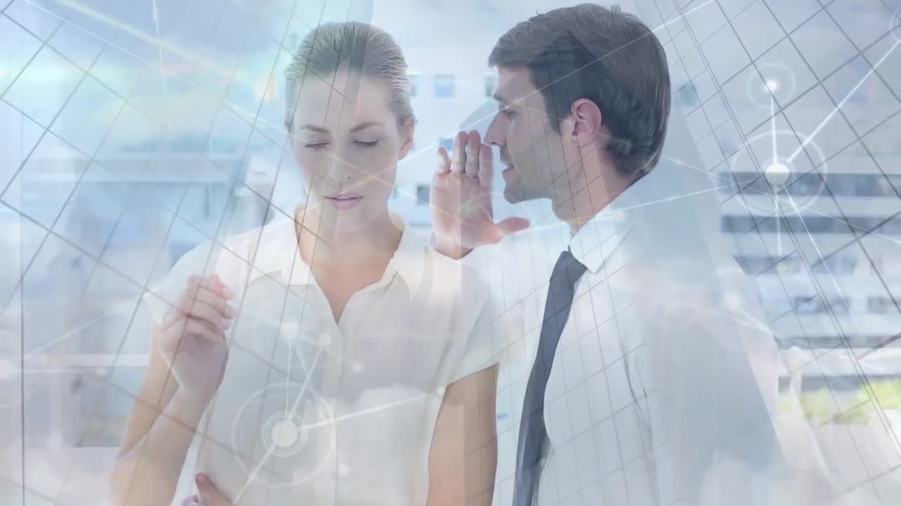 puntos digitales interconectándose y expandiéndose, hombre de negocios caucásico susurrando en el oído de la mujer, edificios