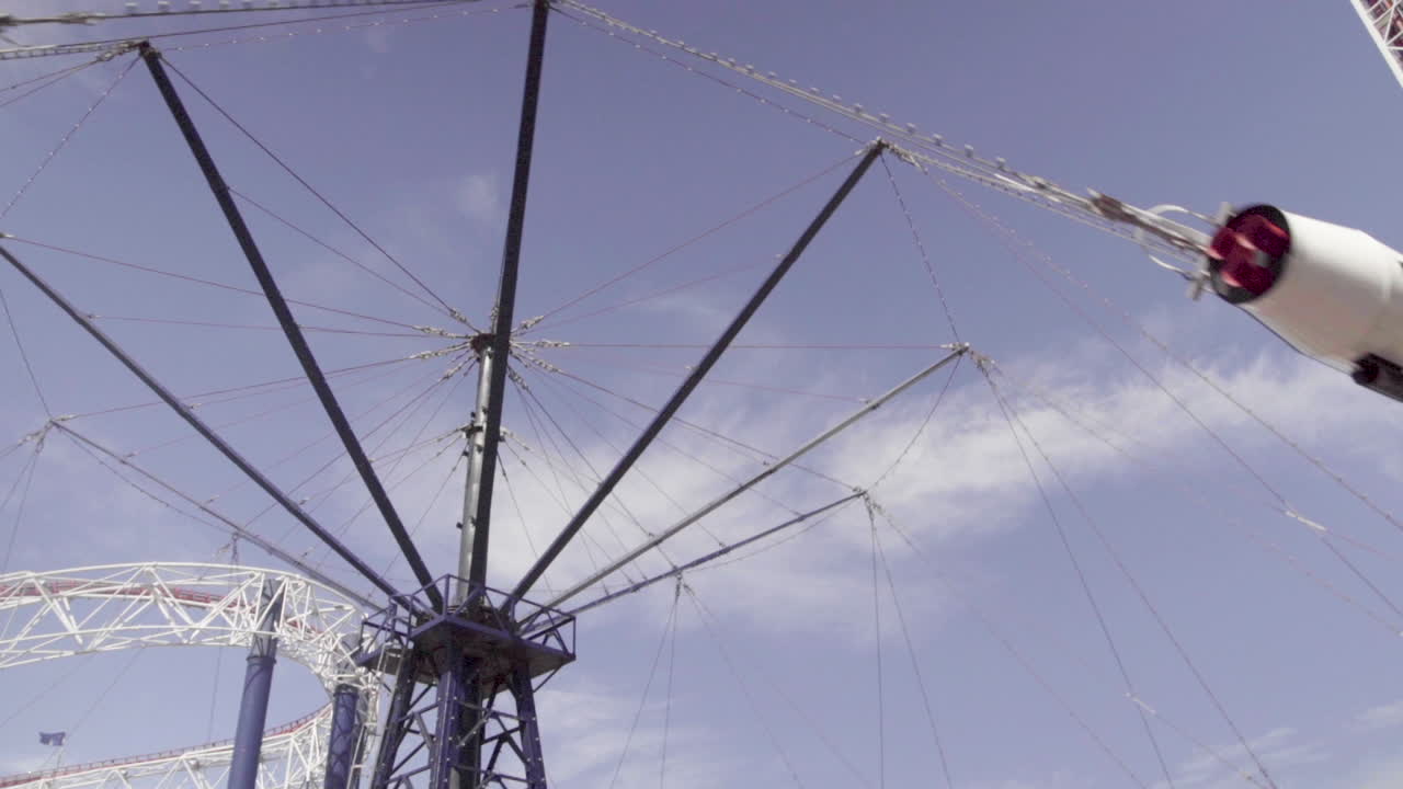 карусель с ракетным кораблем в парке развлечений в великобритании