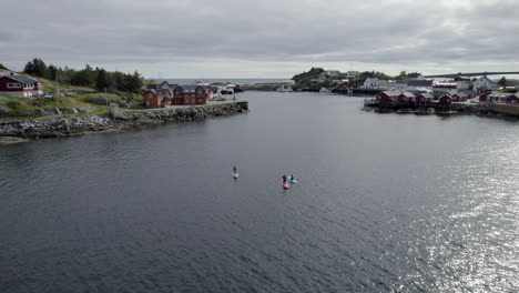 Toma-De-Reenvío-De-Remeros-De-Pie-Remando-En-La-Isla-De-Lofoten-En-Un-Agradable-Día-De-Verano