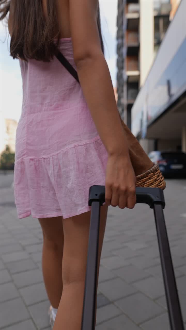 가방 을 들고 고 있는 여자