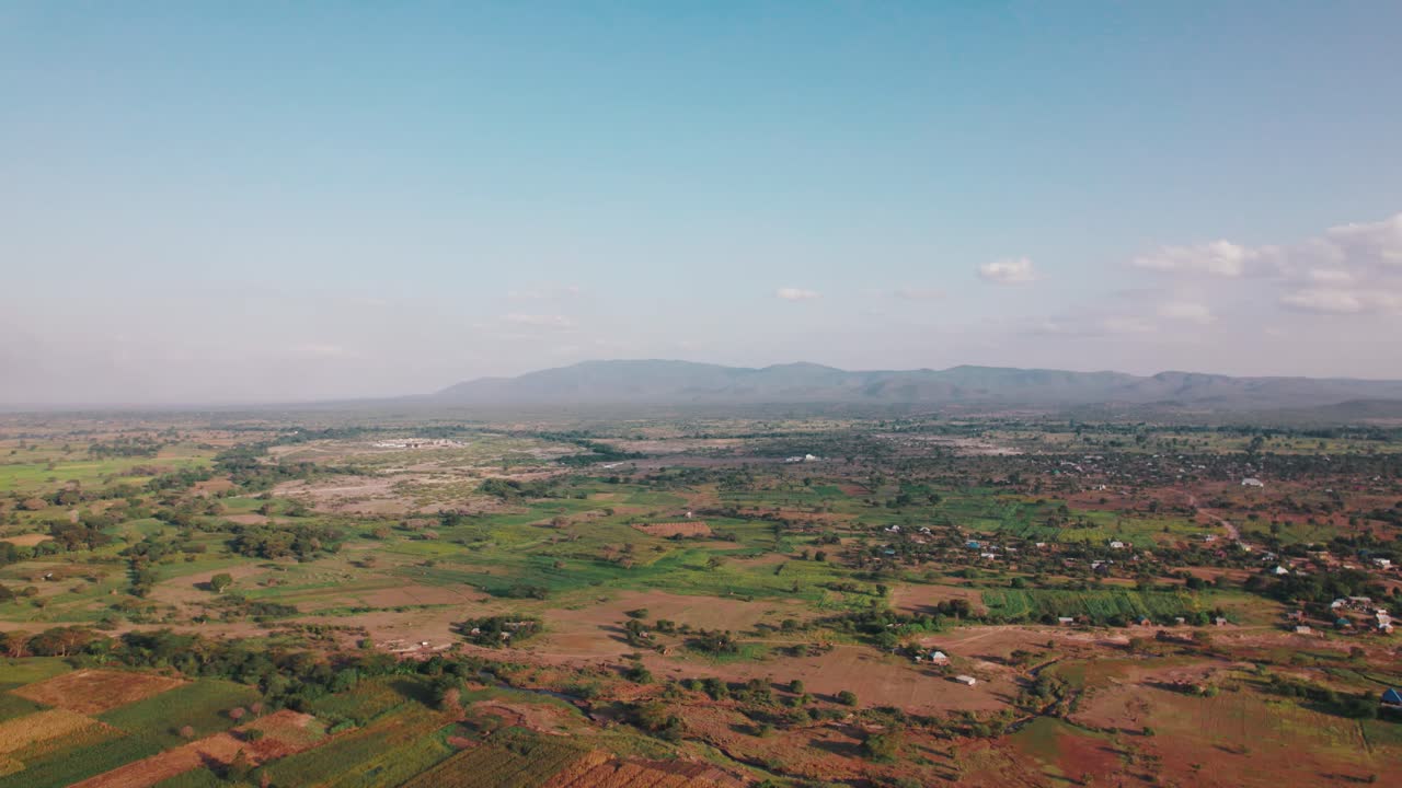 paisaje de las granjas y el camino en la aldea de chemka