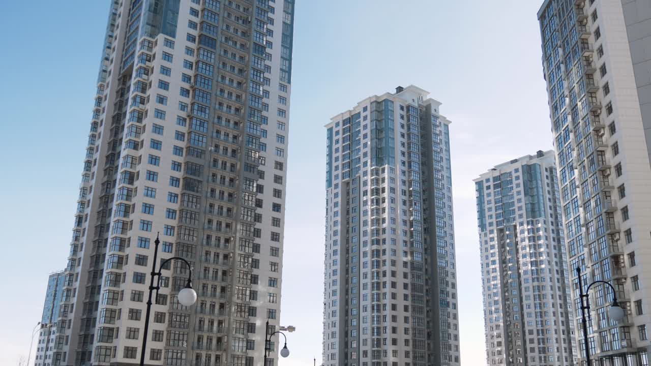 현대 주거 지역 건물 건축물의 낮은 각도 establishihg