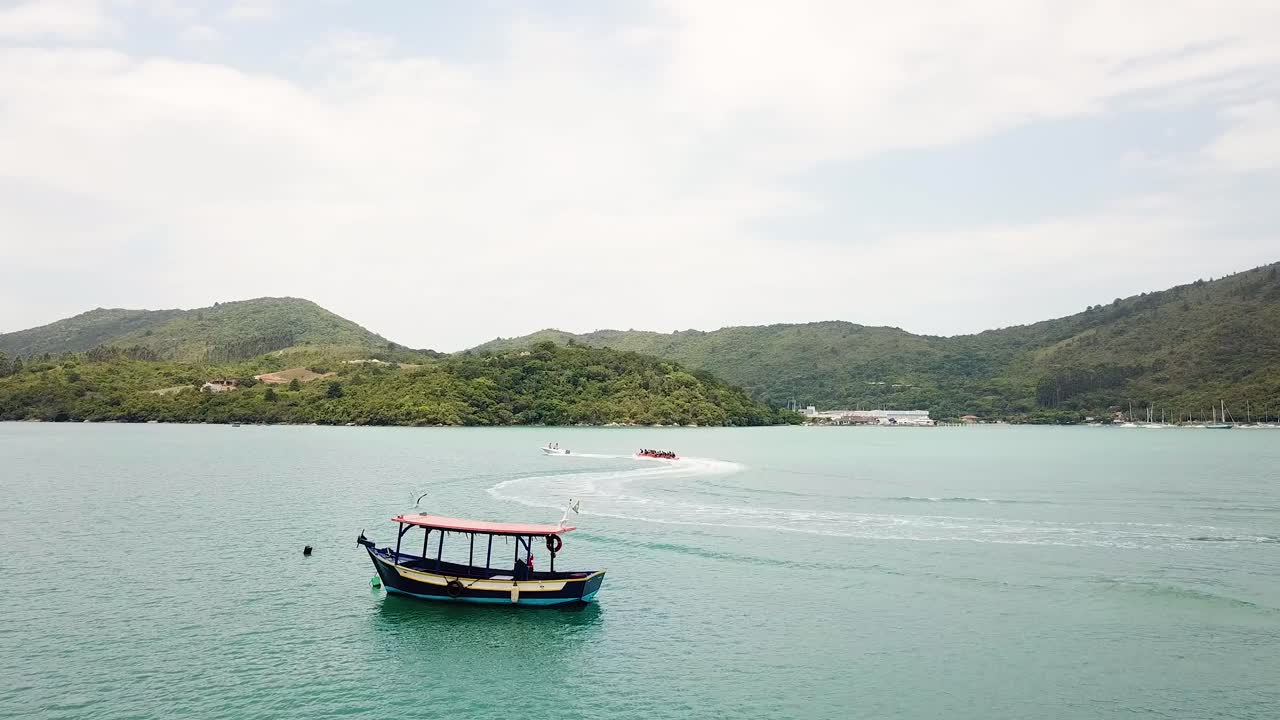 낚싯배와 바나나 보트가 있는 산과 바다